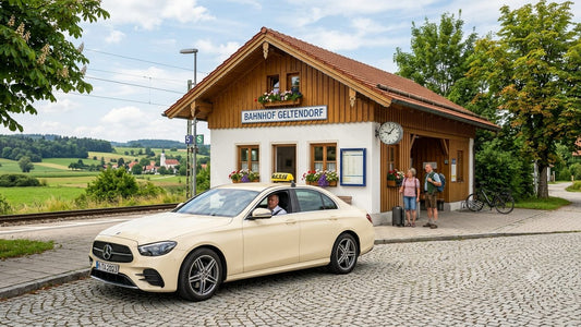 Geltendorf Taxi bestellen zum Flughafen München – champagner-goldenes Mercedes-Taxi wartet am Bahnhof Geltendorf