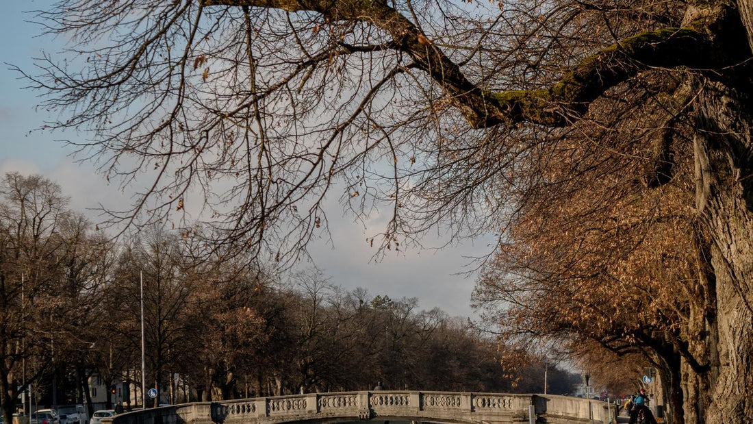 Kaufering Taxi bestellen zum Flughafen München – Uferpromenade am Lech mit Brücke