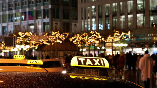 Kottgeisering Taxi bestellen zum Flughafen München – Taxischild bei Nacht – zuverlässig auch früh morgens und spät abends