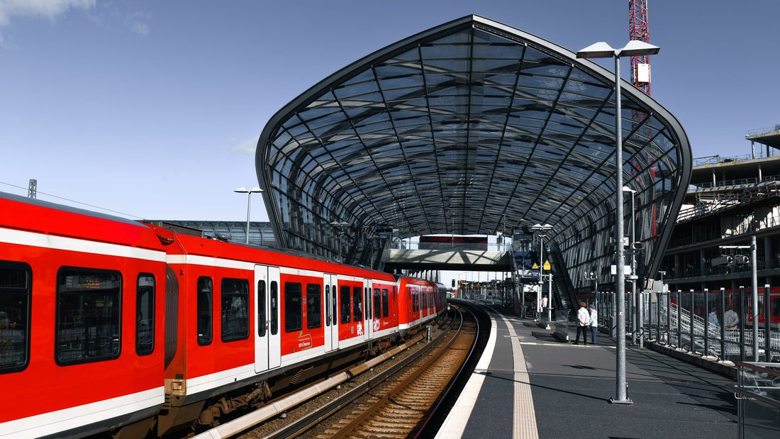 Taxi statt S-Bahn zum Flughafen München bestellen – rote S-Bahn unter der Bahnhofshalle – Umsteigen mit Gepäck entfällt im Taxi