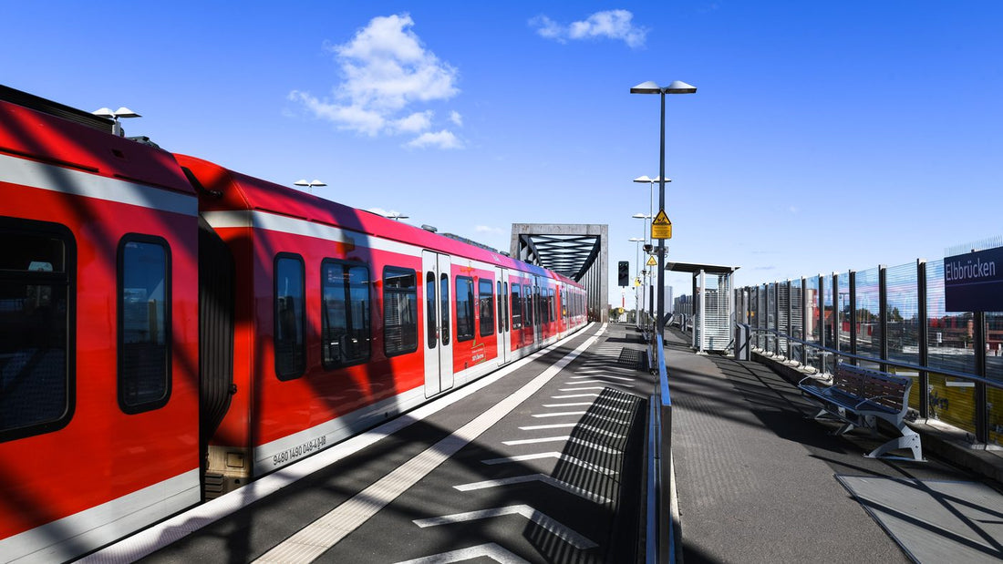Seefeld Taxi bestellen zum Flughafen München – rote S-Bahn am Gleis – das Taxi fährt ohne Umsteigen direkt zum Terminal
