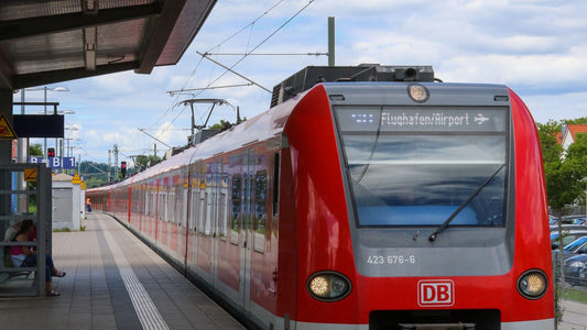 Weßling Taxi bestellen zum Flughafen München – S-Bahn am Bahnsteig – mit dem Taxi entfällt das Umsteigen mit Gepäck